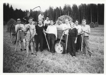 Talkooväkeä Hännisen Sampon pellolla 24.8.1964. Vasemmalta Yrjö Kuki, Antti Norrena, Osmo Varjonen, Voitto Jokinen, Vilho Jaatinen, Vilho Komi, Voitto Mäenpää, Tage Andersson, Veijo Hovi, Tauno Mustonen, Matti Kuisma, Aune Silvennoinen, Kauko Koivuniemi, Timo Kuhmonen. Kuka kurkkii Varjosen Osmon takaa?